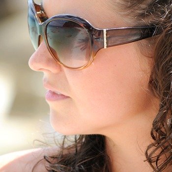 Ung kvinna med solglasögon